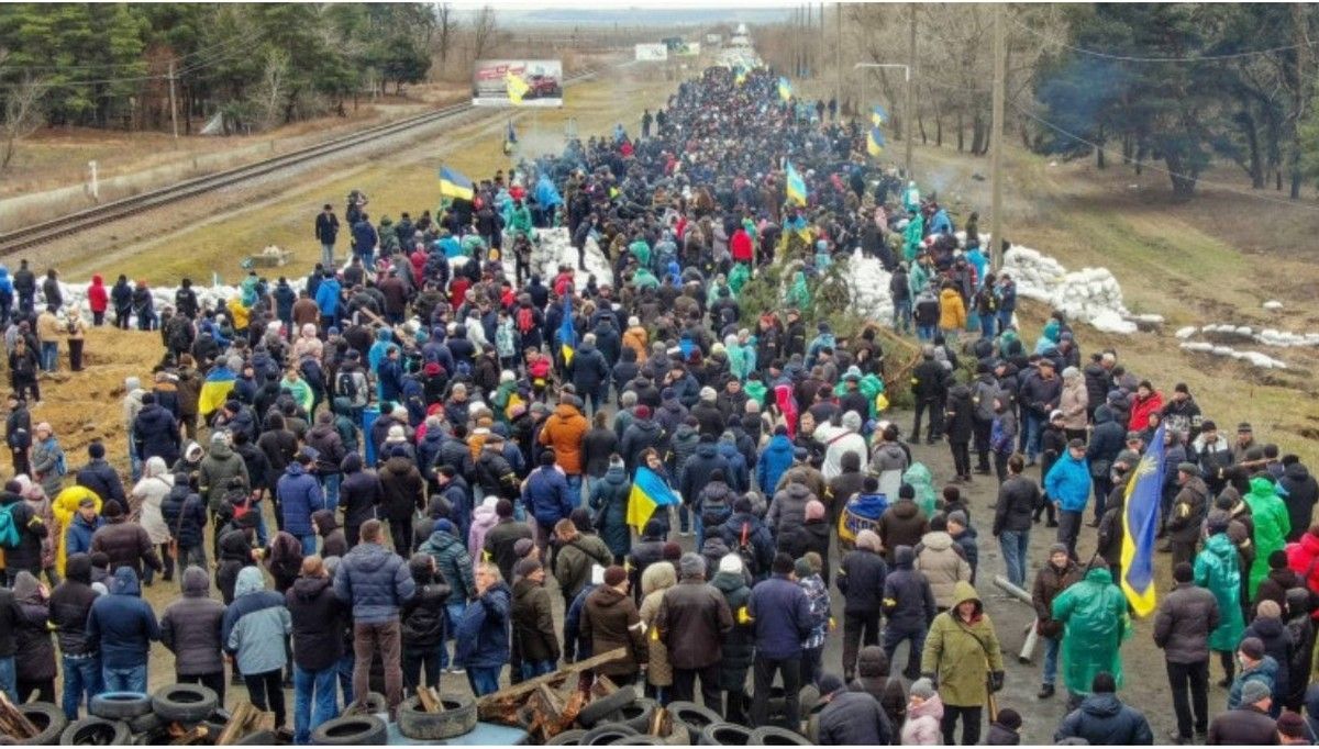 People from Enerhodar city stand together, blocking the city entrance from invaders - en