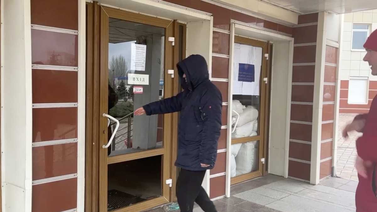 Russians seize the city council building in Energodar - en