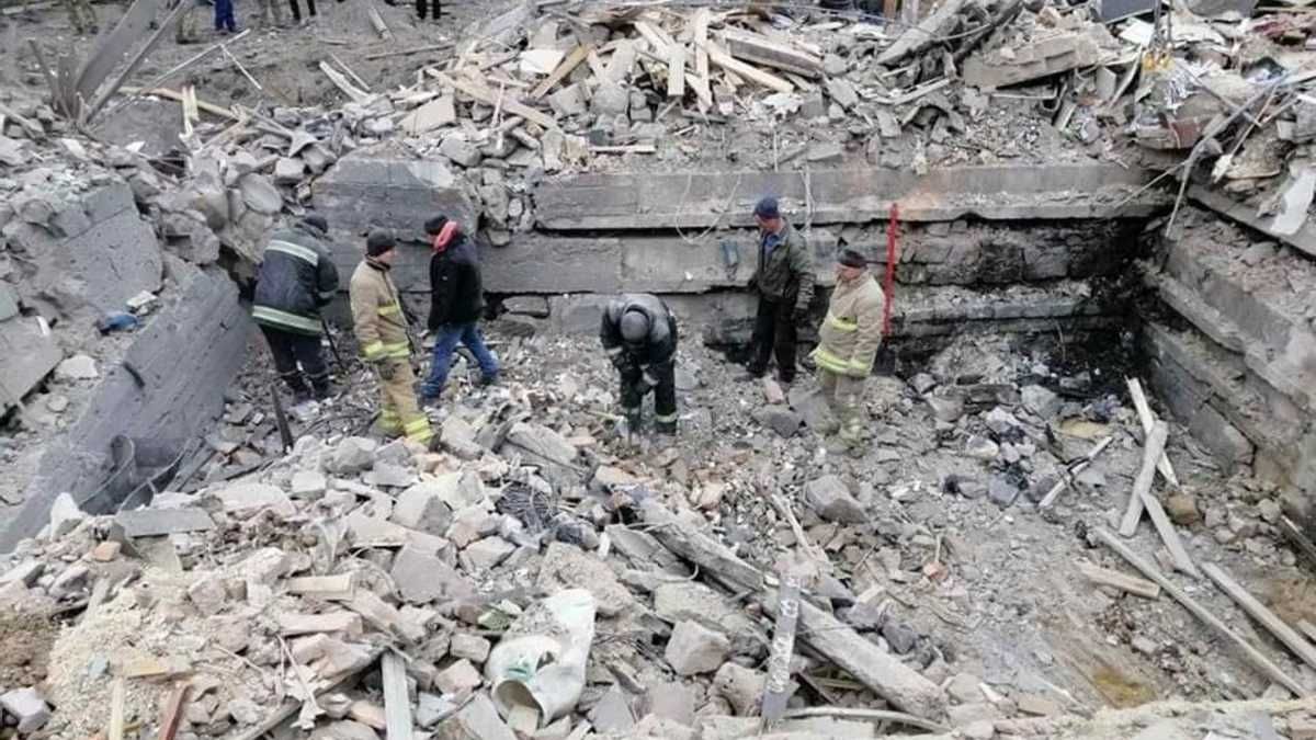 An air strike on a bread factory in Makariv has killed 13 people - en An air strike on a bread factory in Makariv has killed 13 people - en