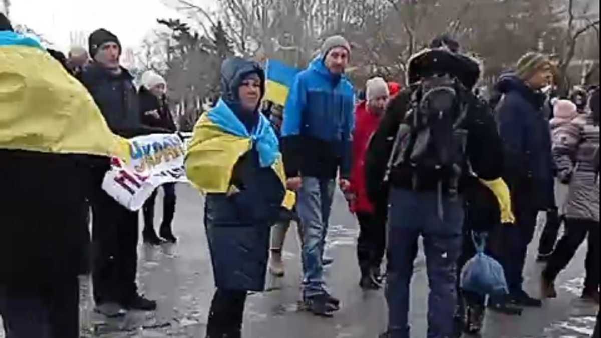 "Be damned" - Ukrainians in Kherson came to invaders with Ukrainian flags - en