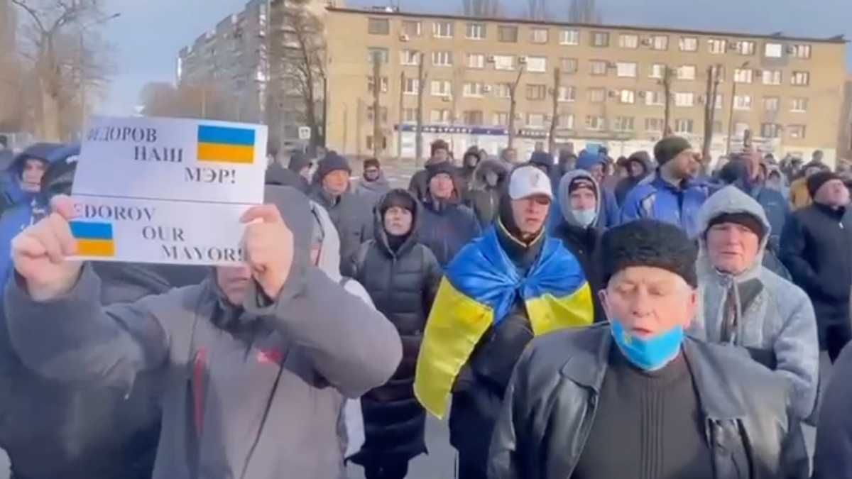 Melitopol residents on protest against Russians who kidnapped their mayor - en