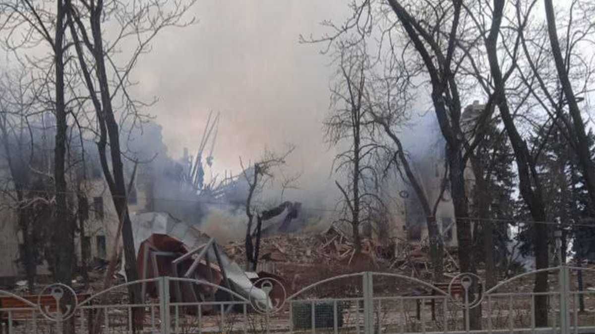 Russians drop super-powerful bomb on Mariupol Drama Theater: civilians were hiding there - en Russians drop super-powerful bomb on Mariupol Drama Theater: civilians were hiding there - en