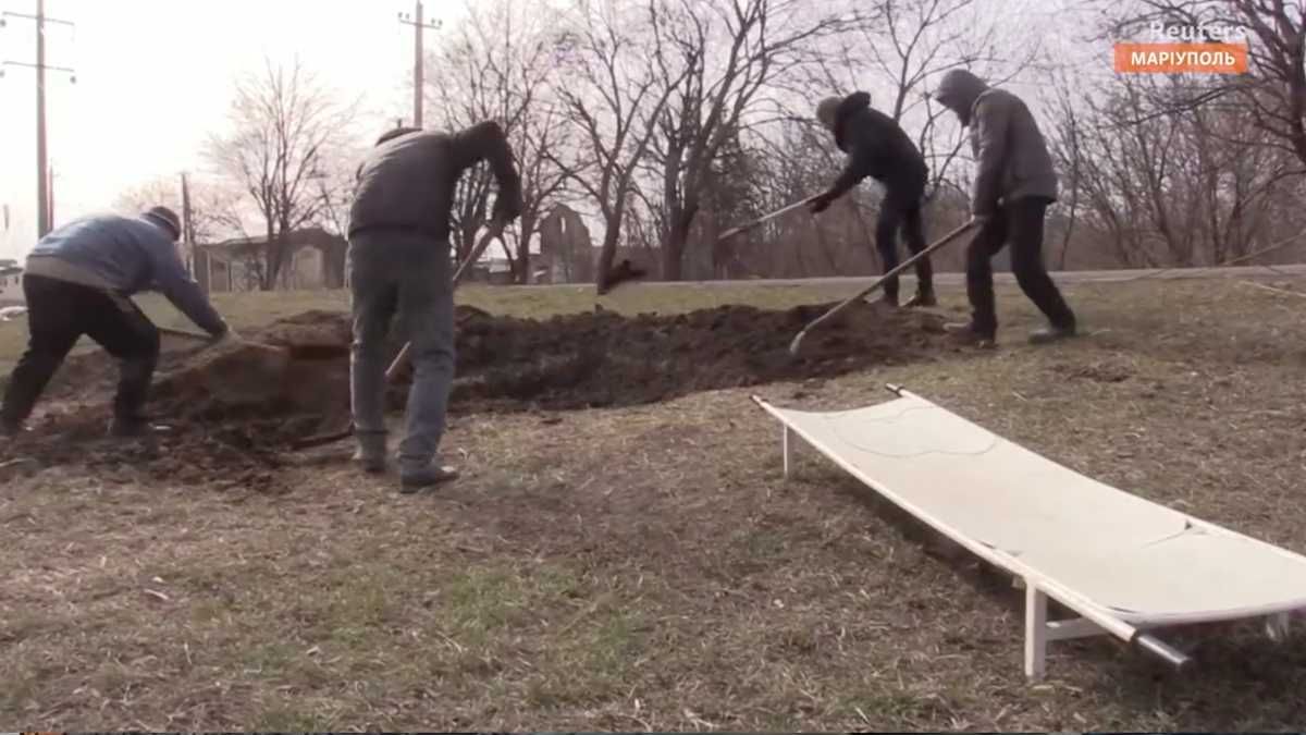 In Mariupol, the graves of the dead are dug in the courtyards between the houses - en