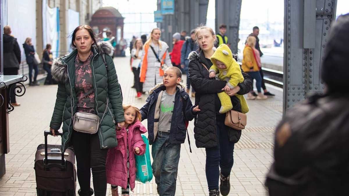 More than 800 refugees from Mariupol reached Lviv by train: heartbreaking photos - en