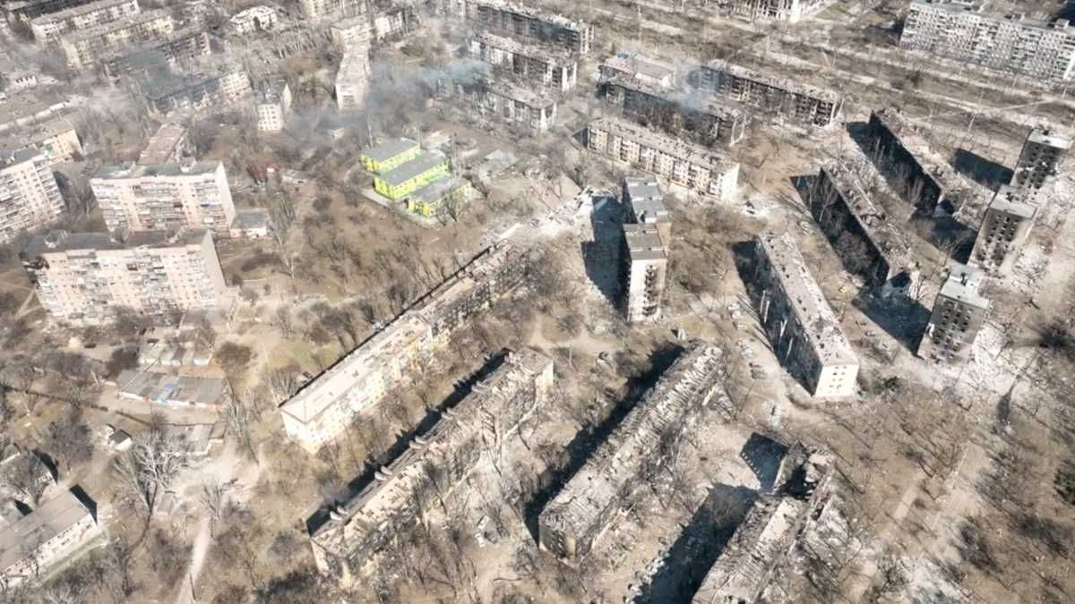 It is still alive, people are breathing there: half-ruined Mariupol from the height of flight - en