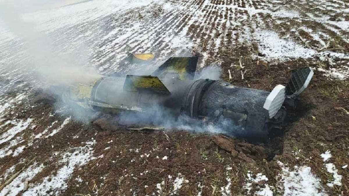 Russia fired a Kalibr missile at Kharkiv, it hit near the metro in the city center - en