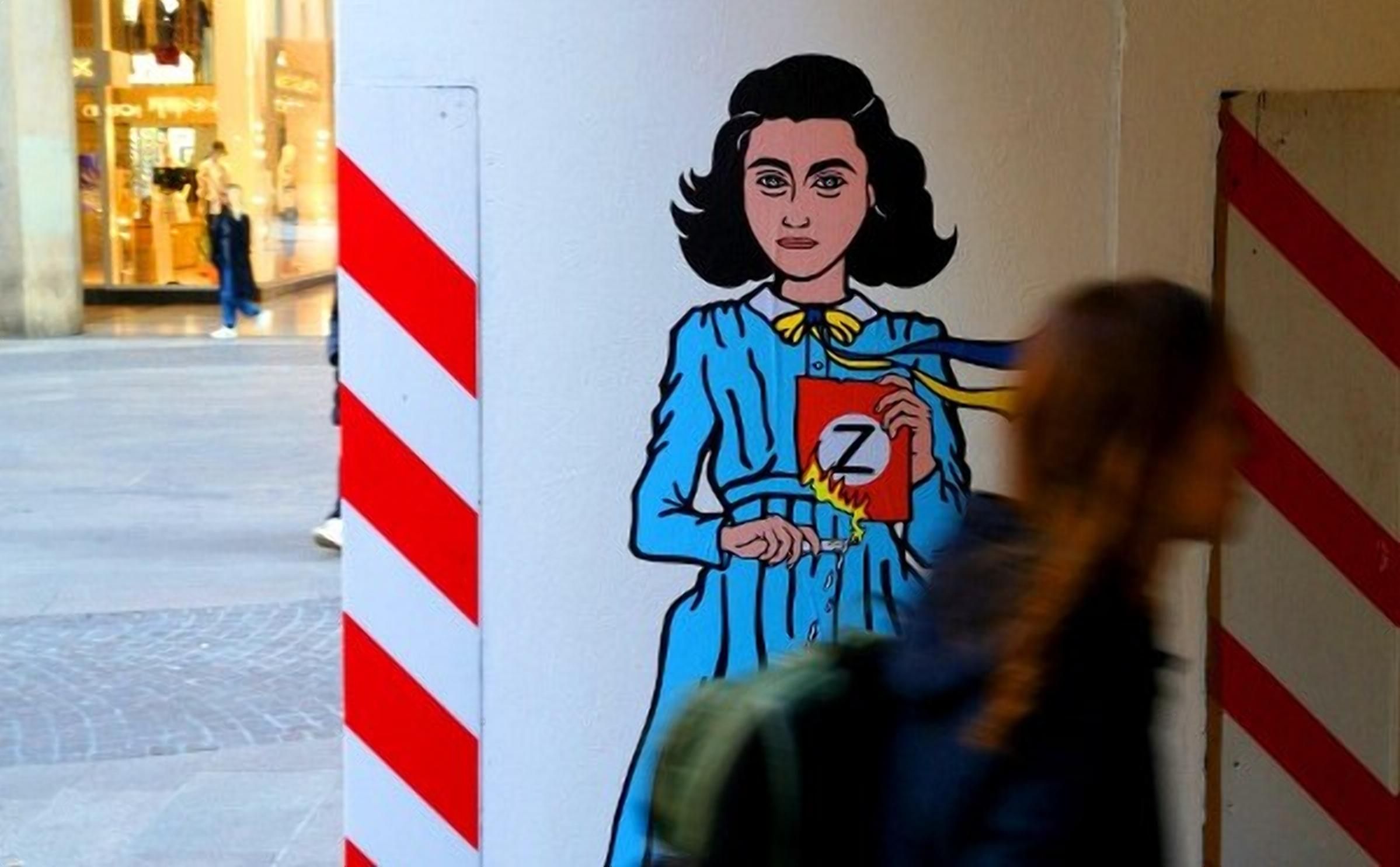 Solidarity with Ukraine: Anne Frank burning Z-symbol appears in Milan - en