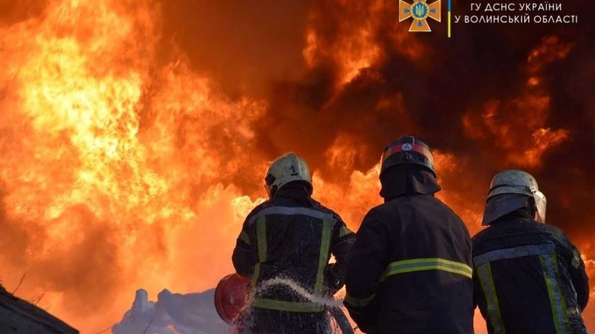 Oil base shelled in Rivne region: firefighting is continuing - en Oil base shelled in Rivne region: firefighting is continuing - en