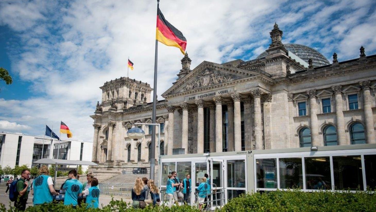 The German Bundestag urges to increase arms supplies to Ukraine - en