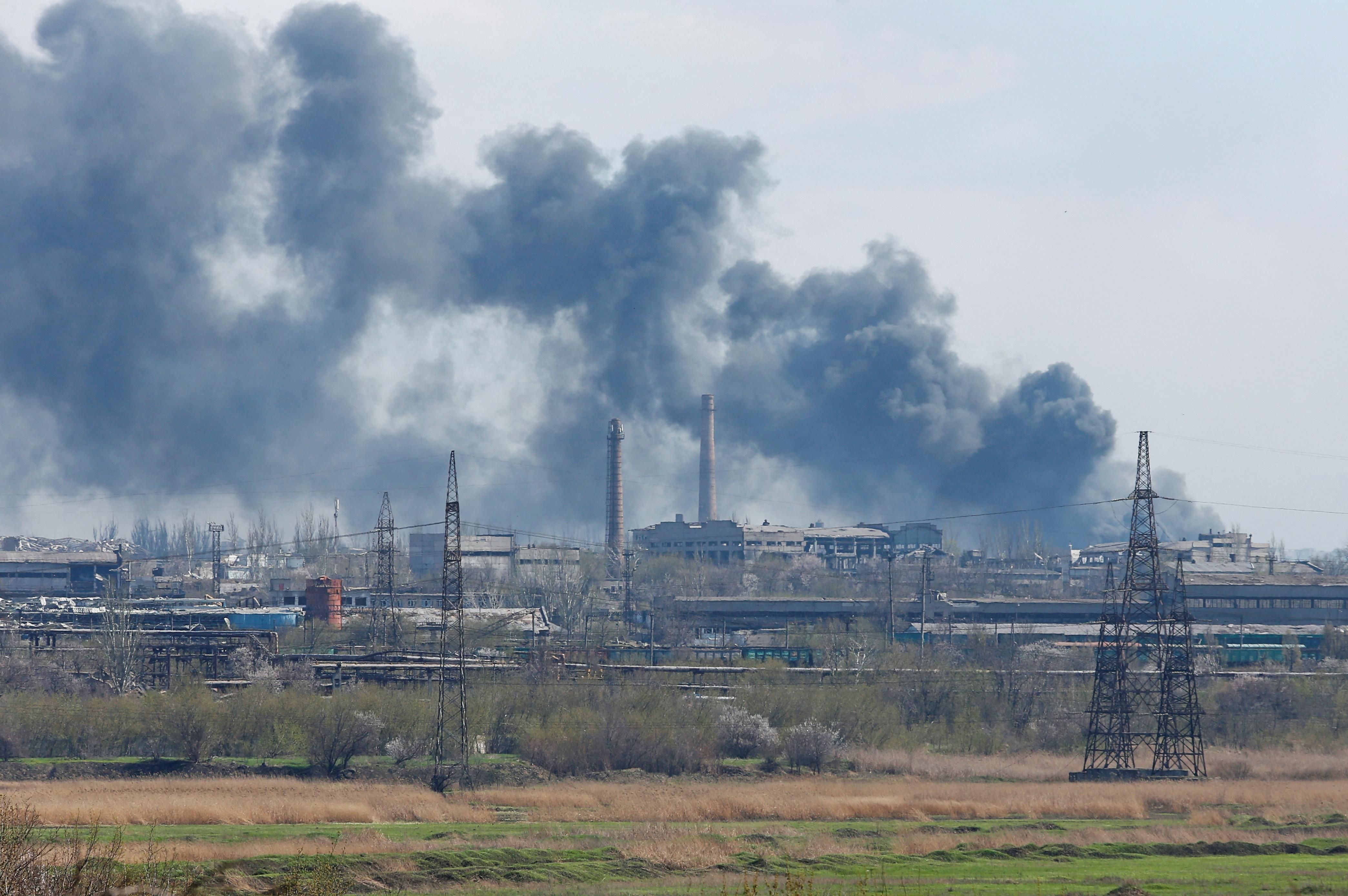 Russian forces are continuing to drop bombs on the Azovstal iron and steelworks - en