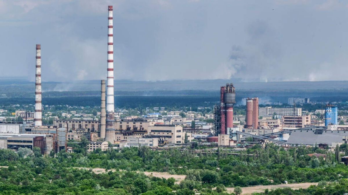 Severodonetsk  more than 500 civilians sheltering underneath the Azot chemical plant - en