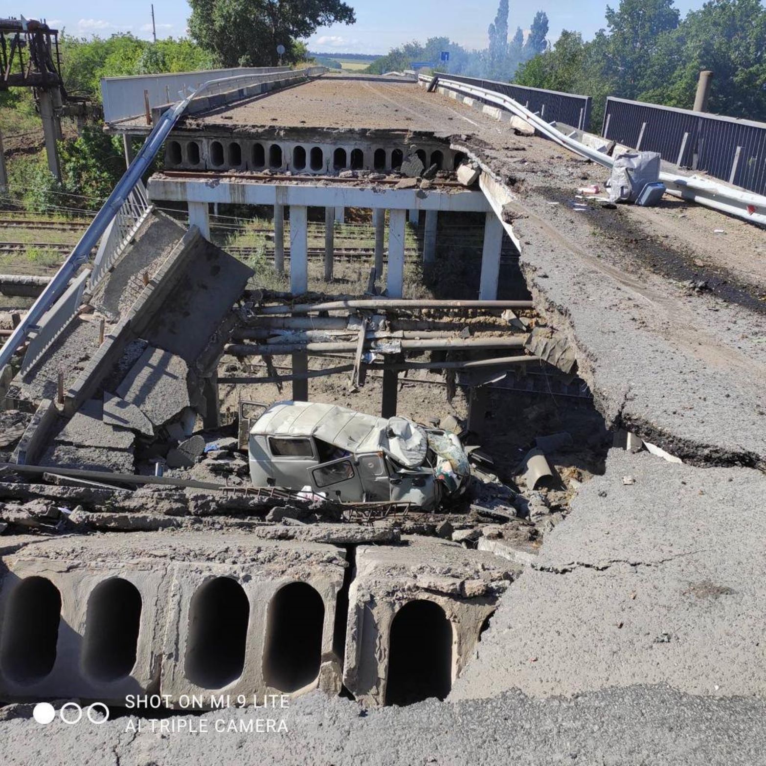 Russians destroyed the roads and bridges leading to Lysychansk - en Russians destroyed the roads and bridges leading to Lysychansk - en